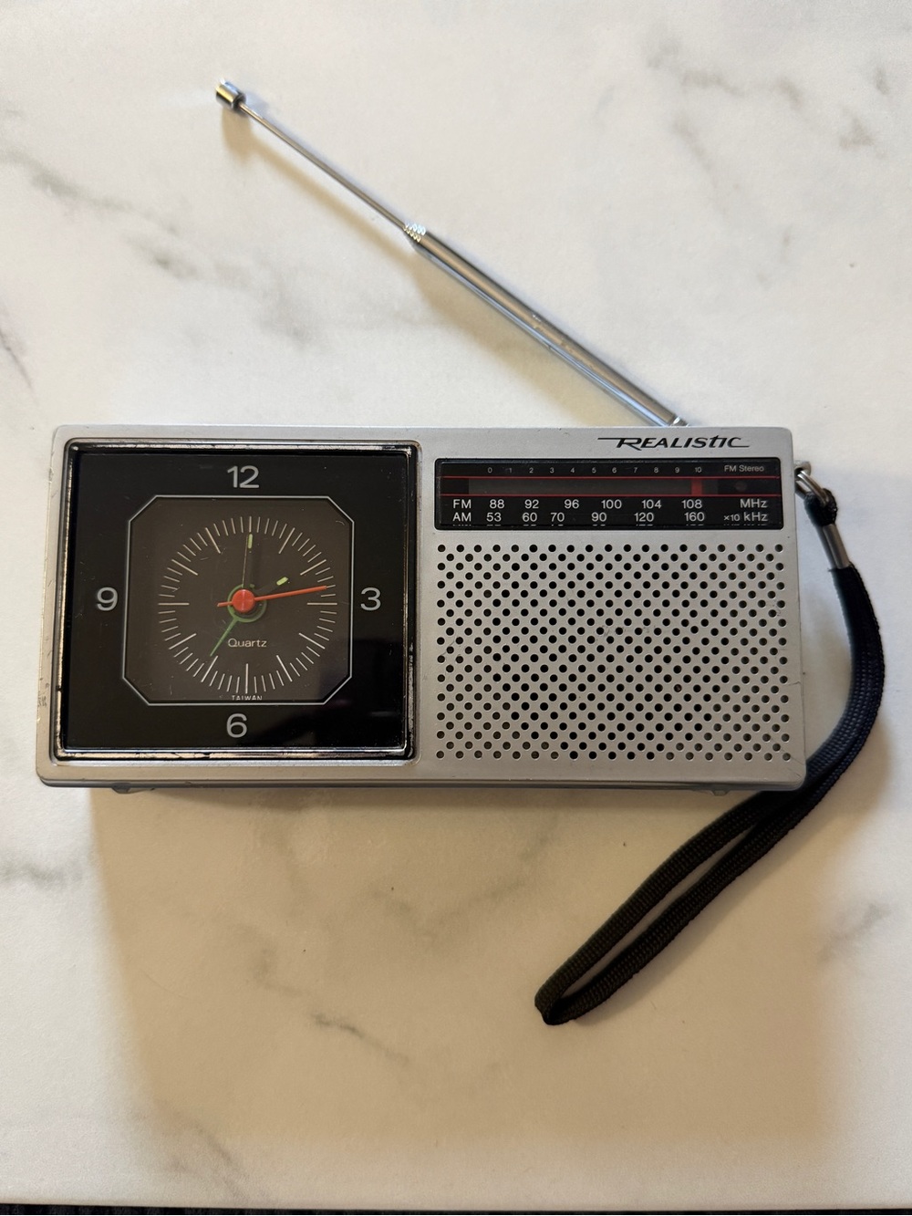Vintage 1988 Realistic Radio Shack AM/FM Travel Clock Radio 12-133 Tested Works